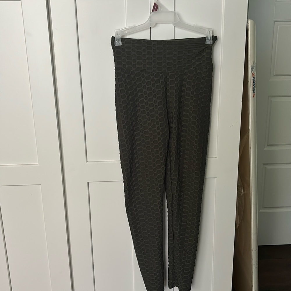 Green/Grey textured scrunch leggings!